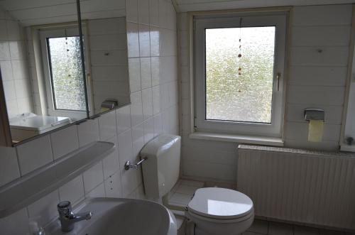 シリヒにあるOldeoogweg 7bのバスルーム(洗面台、トイレ、窓付)
