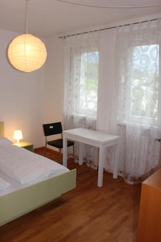Schlafzimmer mit einem Bett, einem Tisch und einem Fenster in der Unterkunft Haus Ilse & Karl Heinz in Laas