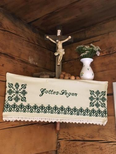 a cross on a shelf with a faith hope sign at Obere Roner Kasa in Mörtschach