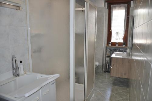 A bathroom at Appartamento Nino