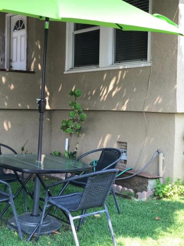 a table and chairs under an umbrella in the yard at Napa Discovery Inn in Napa