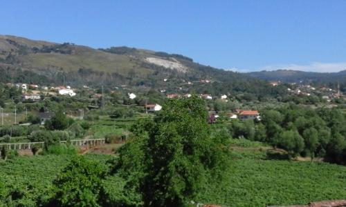 una vista di una città in una valle con alberi di Casas DeCá & DeLá a Ponte de Lima