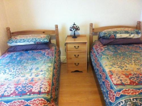 Un pat sau paturi într-o cameră la Aberdeen Guest House