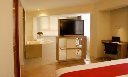a hotel room with a television and a bathroom at Hotel San Remo in Lima