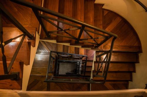 eine Wendeltreppe in einem Zimmer mit Holzwänden in der Unterkunft Requinte Hotel in São Paulo