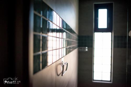 a hallway with a door and a window in a building at Simple Life in Yuli