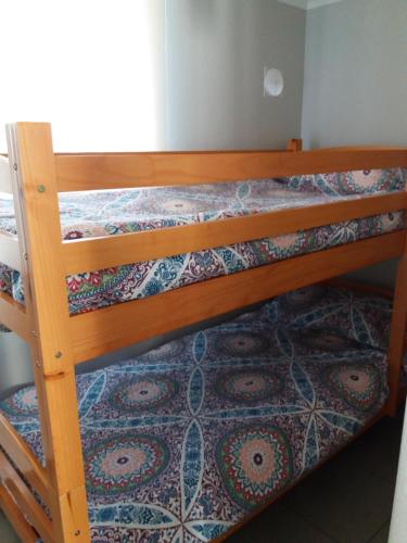 1 dormitorio con 2 literas en una habitación en Departamento en Playa La Herradura, en Coquimbo