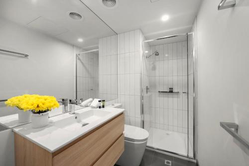 Bathroom sa Plum Serviced Apartments Carlton