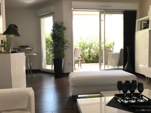 un salon avec un lit et une table dans l'établissement Villa Lina, à Bandol