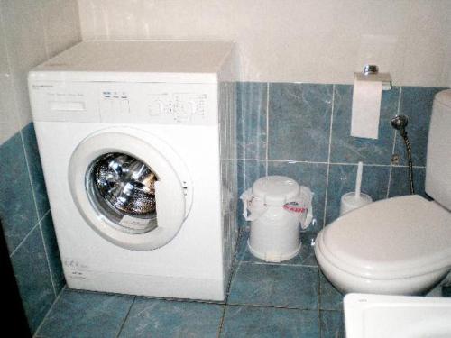 ネア・フォケアにあるVillagiannisのバスルーム(洗濯機、トイレ付)