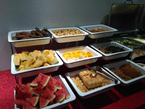 une table recouverte de plateaux de différents types de nourriture dans l'établissement Fuhao Hotel, à Canton