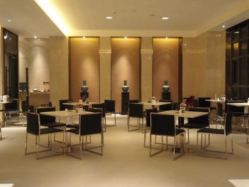 Un restaurante o sitio para comer en Jinjiang Inn Select Shanghai International Tourist Resort Chuansha Subway Station