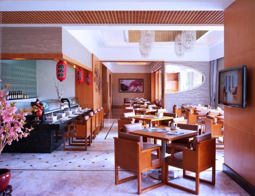 En restaurant eller et andet spisested på Cinese Hotel Dongguan Shijie