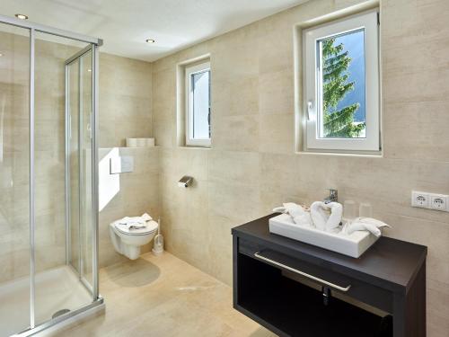 W łazience znajduje się prysznic, umywalka i toaleta. w obiekcie A CASA Opal Appartements w Solden