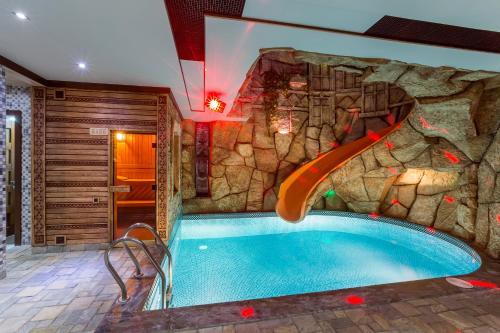  Green Palace Hotel -  Chambre  photo :    Minibar    Shower    Safety deposit box                            