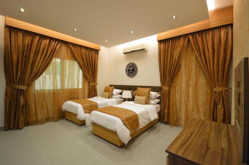 رحال البحر للشقق المخدومة Rahhal AlBahr Serviced Apartments tesisinde bir odada yatak veya yataklar