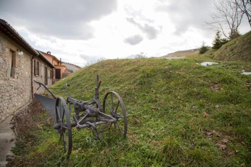a metal sculpture of a spider on a grassy hill at La Fattoria dei Sibillini in Montemonaco