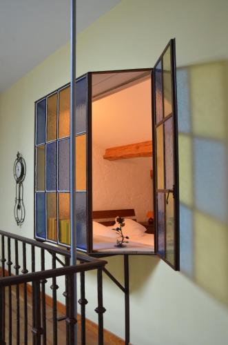 a mirror on the side of a staircase with a bed at Les Roses d'Autan in Auriac-sur-Vendinelle