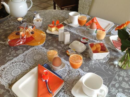 einen Tisch mit Eiern und anderen Lebensmitteln darauf in der Unterkunft Kerstins Bed and Breakfast in Egmond aan Zee