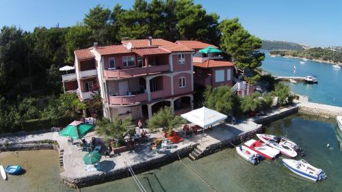 uma vista aérea de uma casa na água em Apartments ZALA Matušan em Rab