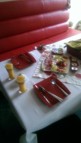 Penzion Relaxko في Fulnek: طاولة عليها صحون حمراء وأدوات