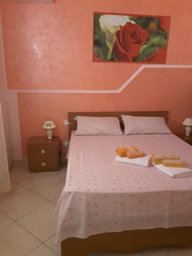 ポルトパーロにあるCasa Vacanze Lucyのベッドルーム1室(ベッド1台、タオル2枚付)
