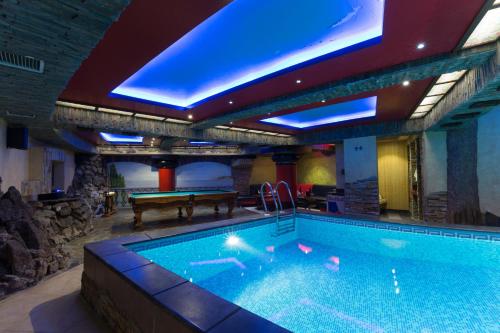  Green Palace Hotel -  Chambre  photo :   Minibar    Shower    Safety deposit box                           