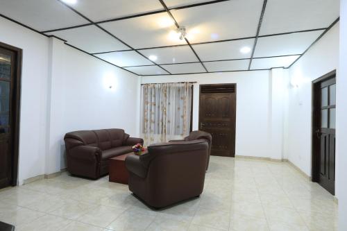 a living room with two chairs and a couch at Villa Ok in Unawatuna