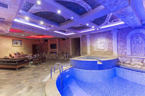  Green Palace Hotel -  Chambre  photo :   Minibar    Shower    Safety deposit box                           