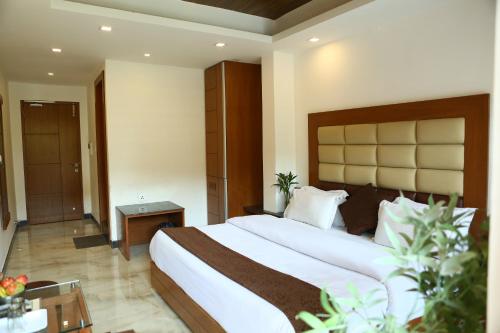 una camera da letto con un letto grande in una stanza di Hotel Devlok Primal a Mussoorie