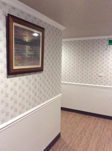 a room with a painting on a wall with a picture at Ya Tai Hotel in Nanzi