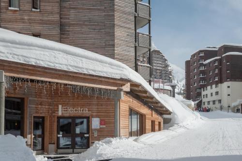 a building covered in snow with icicles on it at Résidence Pierre & Vacances Electra in Avoriaz