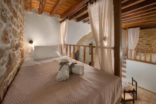 een slaapkamer met een bed met twee zakken erop bij Rodia House in Lardos