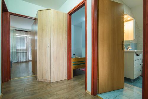 an open door to a room with a kitchen at Apartment Kolaković in Slunj