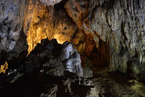 a cave with a large rock in it at Apartment Kolaković in Slunj