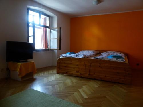 A bed or beds in a room at Byt v Židovské ulici