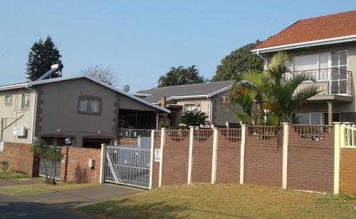 Bangunan di mana terletaknya rumah tamu ini