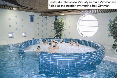 un grupo de personas en una piscina en Forenom Aparthotel Kempele en Kempele