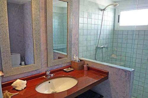 a bathroom with a sink and a shower at Apartamento Playa in Denia