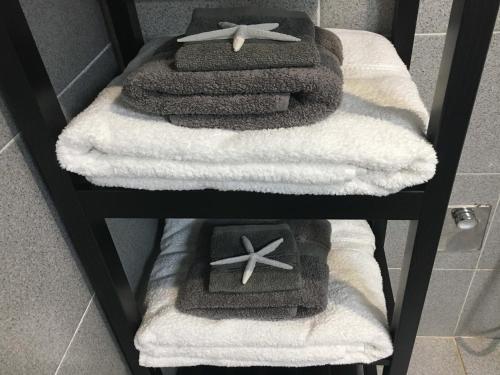 uma prateleira cheia de toalhas em Canteras 38 em Las Palmas de Gran Canaria
