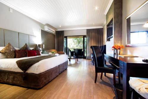 Ένα ή περισσότερα κρεβάτια σε δωμάτιο στο River Place Manor
