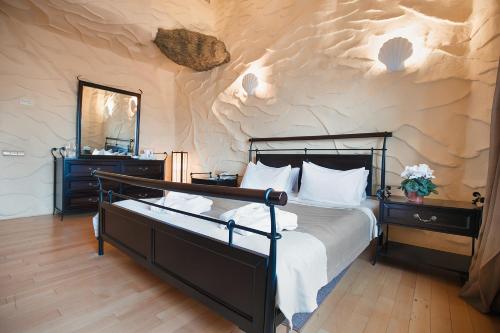 Postel nebo postele na pokoji v ubytování Tsunami Spa Hotel