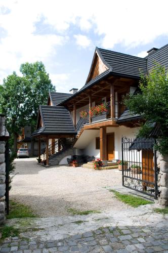 ザコパネにあるApartamenty i Pokoje Krupówki Tuż Tużの黒屋根の家