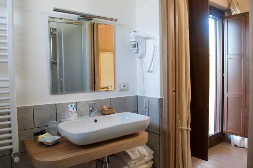 ein Badezimmer mit einem weißen Waschbecken und einem Spiegel in der Unterkunft B&B La Timpa Del Cucco in Roccagloriosa