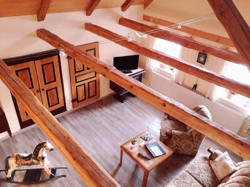 vistas panorámicas a una sala de estar con suelo de madera en Antikhotel Steinbacher Hof en Steinbach am Wald