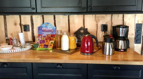 un bancone della cucina con vari elettrodomestici su un piano di Purola Farm Guesthouse a Saarijärvi