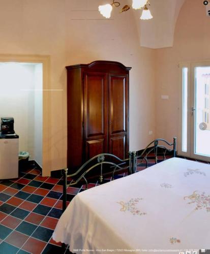 - une chambre avec un lit et une armoire en bois dans l'établissement b&b porta nuova mesagne, à Mesagne