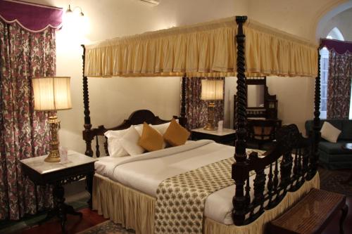 Giường trong phòng chung tại Thengal Manor