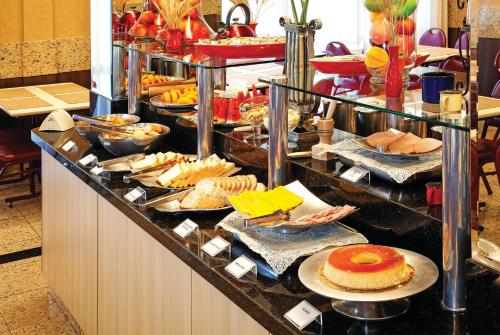 a buffet line with many different types of food at Lira Hotel in Curitiba