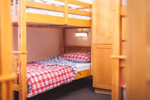 a bunk bed room with a bunk bed with a bed sidx sidx sidx at White Park Bay Youth Hostel in Ballintoy
